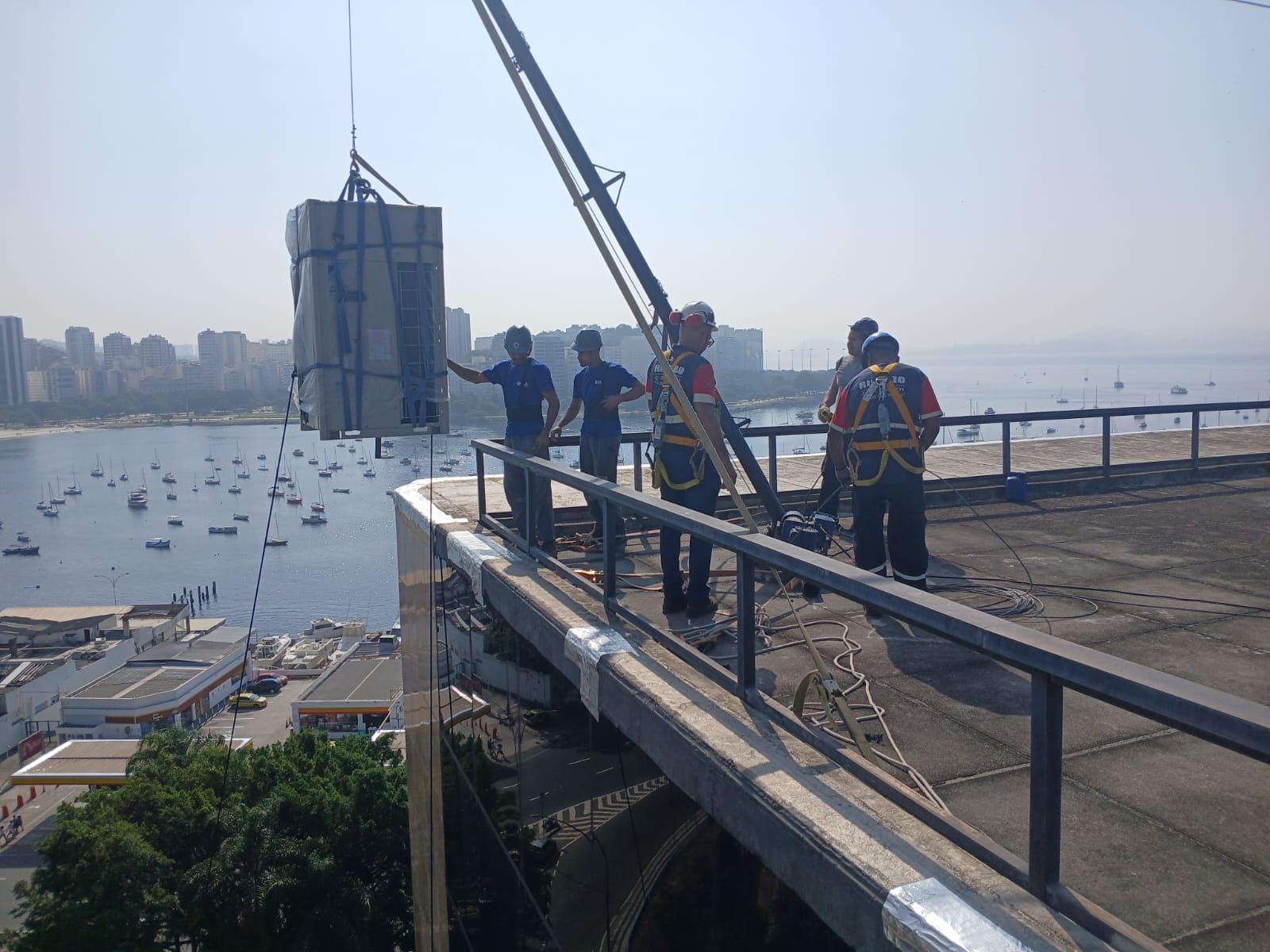 Operação de içamento da GOUL Soluções em edifício com vista para a Baía de Guanabara