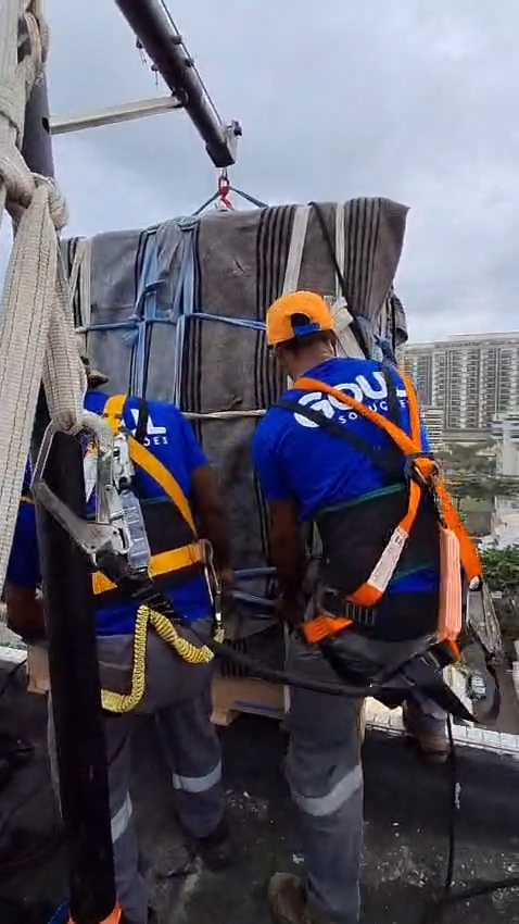 Equipe GOUL Soluções realizando içamento de carga em altura